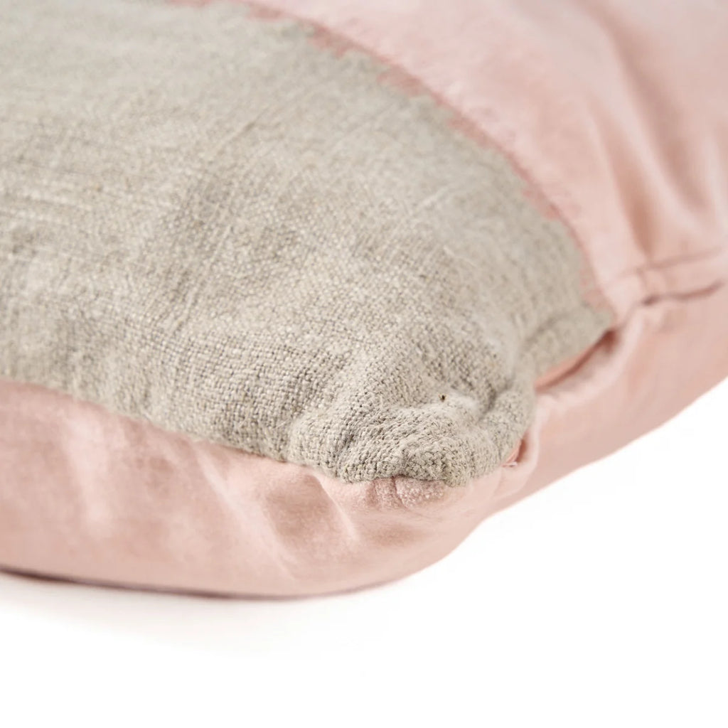 Housse de coussin rectangulaire en velours rose et lin greige texturé à volants