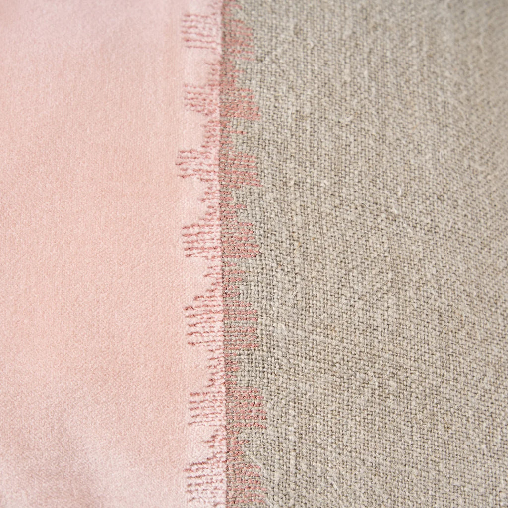 Housse de coussin rectangulaire en velours rose pastel et lin greige texturé