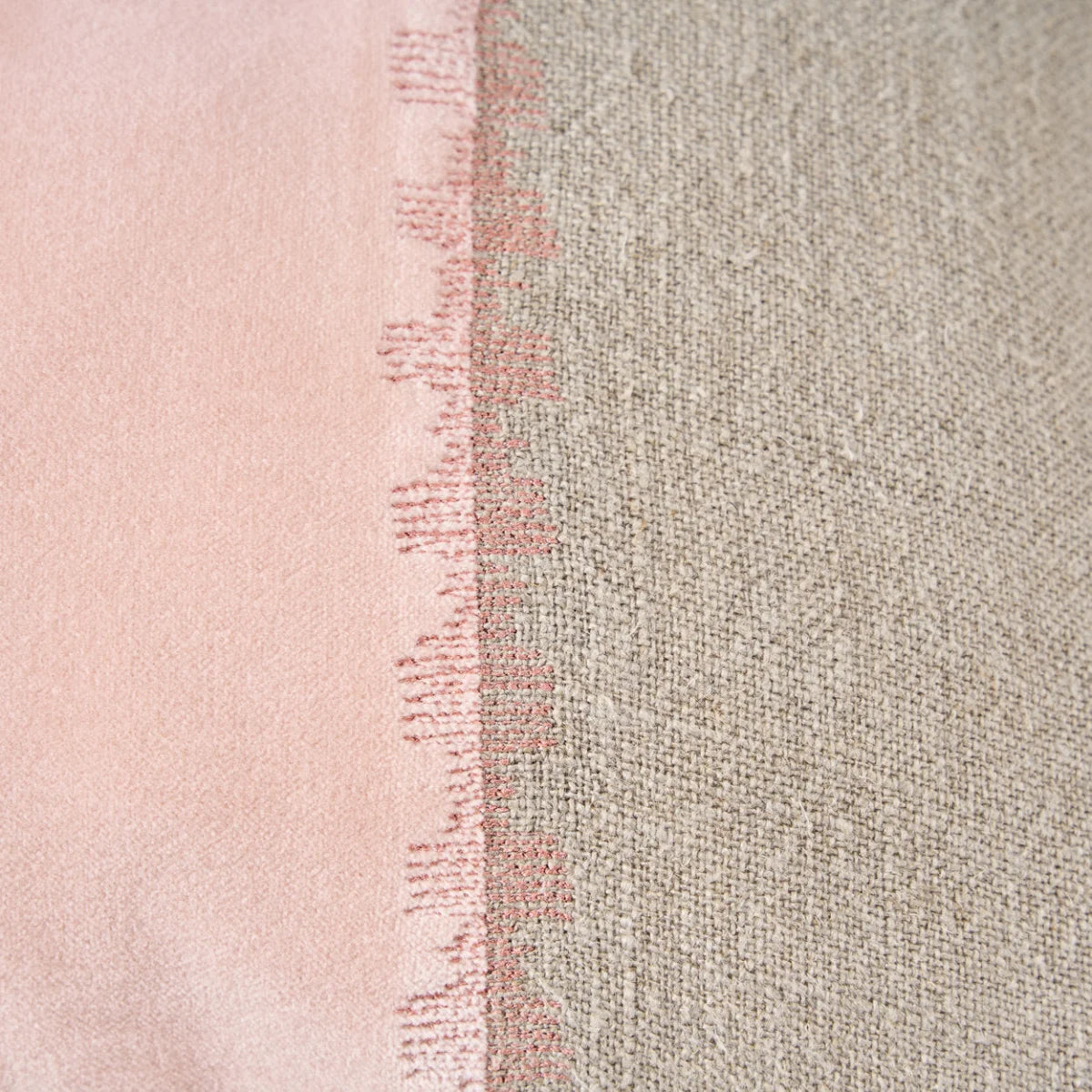 Housse de coussin rectangulaire en velours rose pastel et lin greige texturé