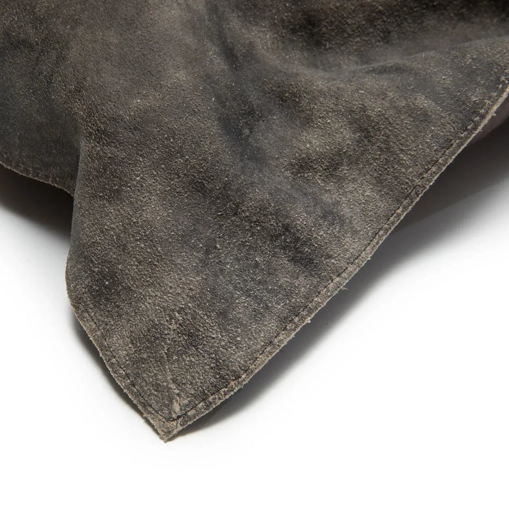 Housse de coussin en suède gris 30x60 cm rectangulaire montrant tissu en suède gris