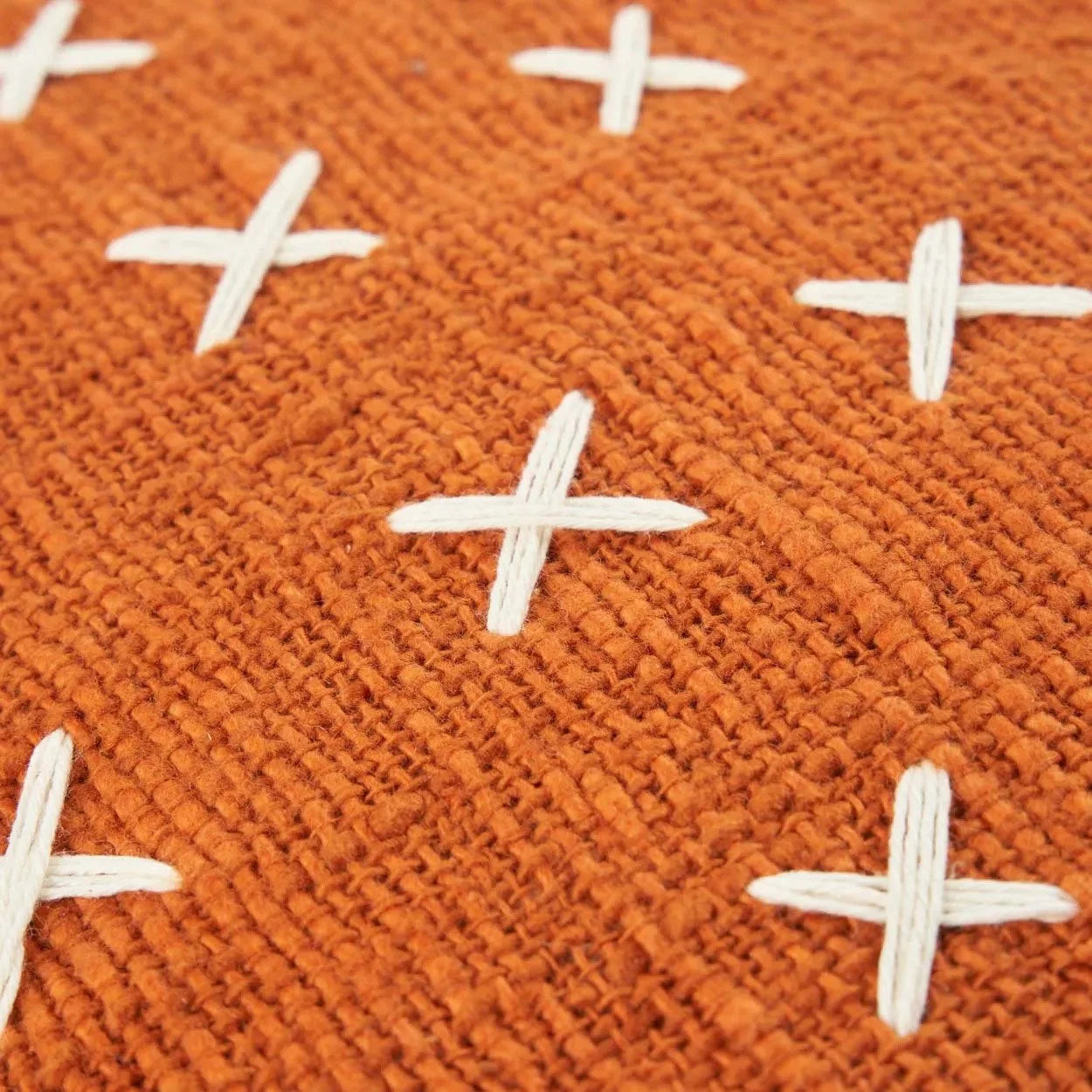 Housse de coussin en coton terracotta avec broderies croix blanches 50x50 cm