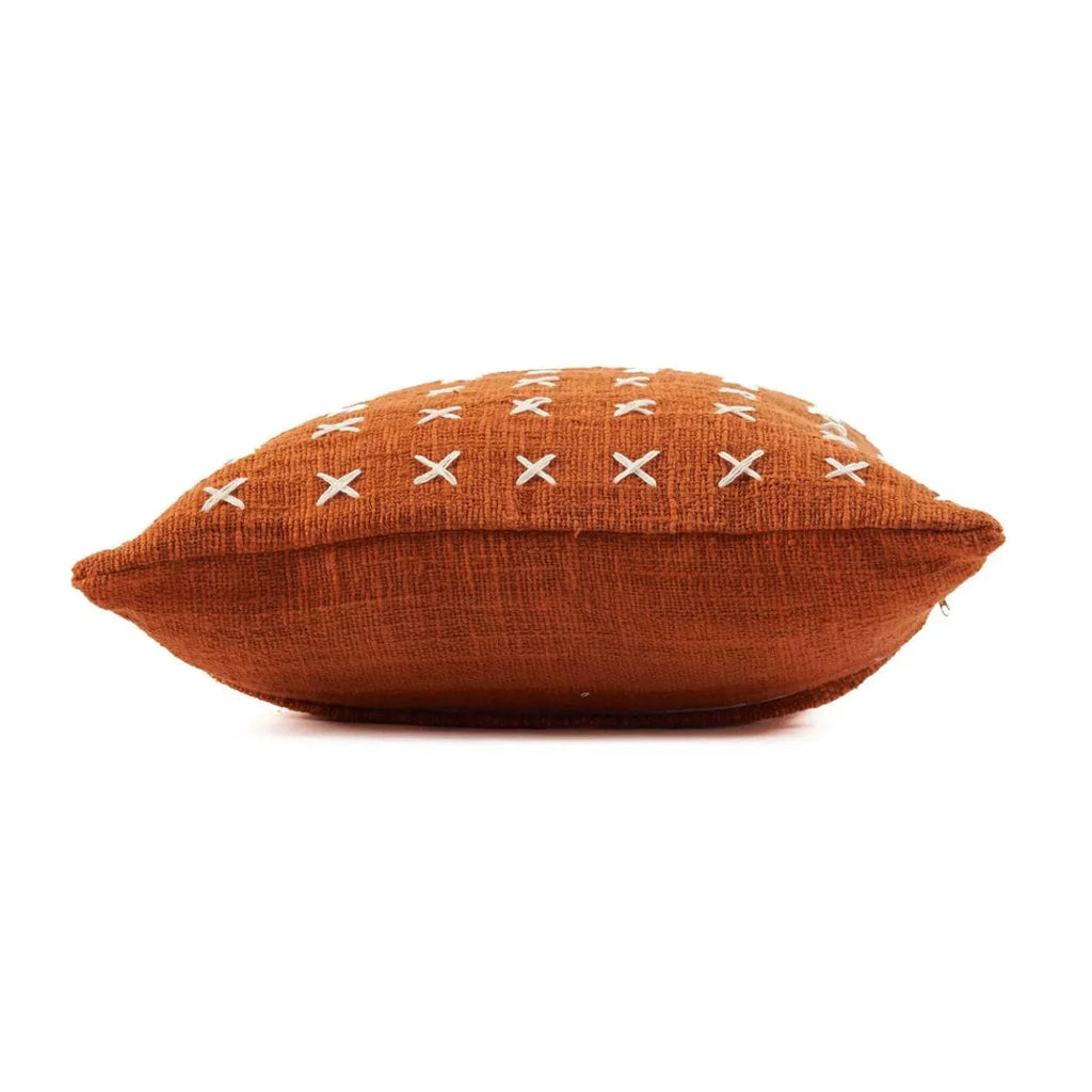 Housse de coussin terracotta brodée en coton motif croix blanches 50x50 cm