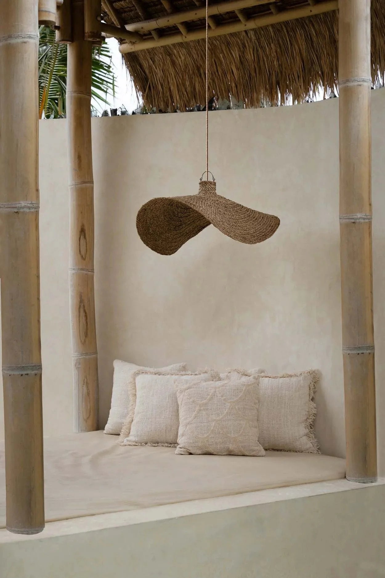 Lampe suspendue en paille tissée pour un éclairage naturel et élégant
