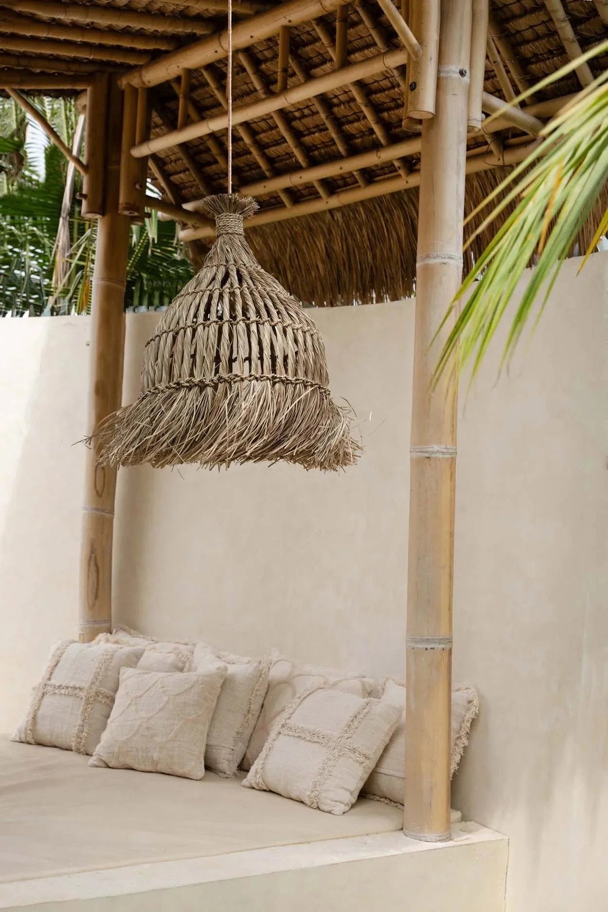 Luminaire suspendu en paille tissée pour une ambiance naturelle et chaleureuse