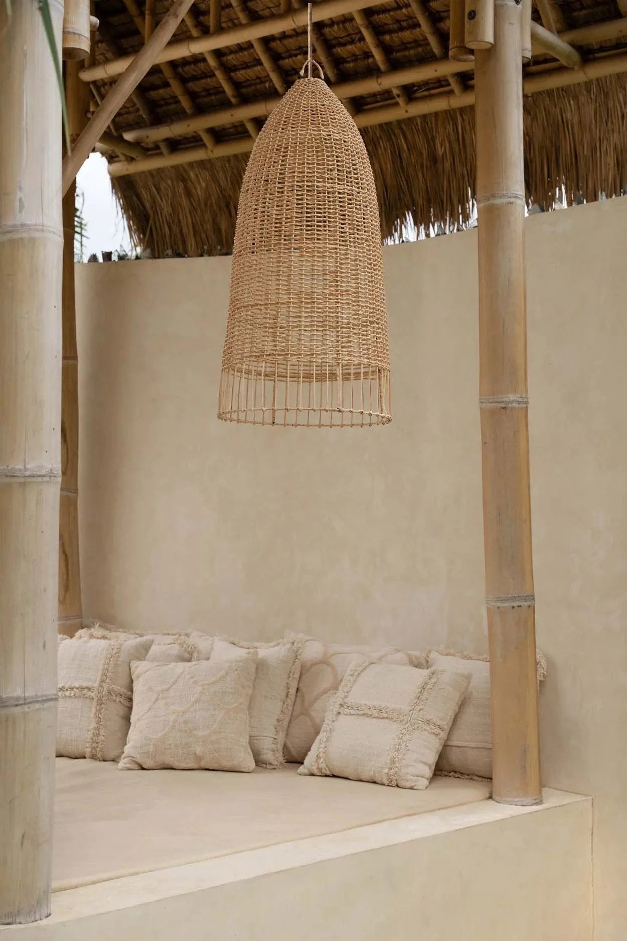 Lustre suspendu en tissage avec un motif naturel coquilles dans la pièce