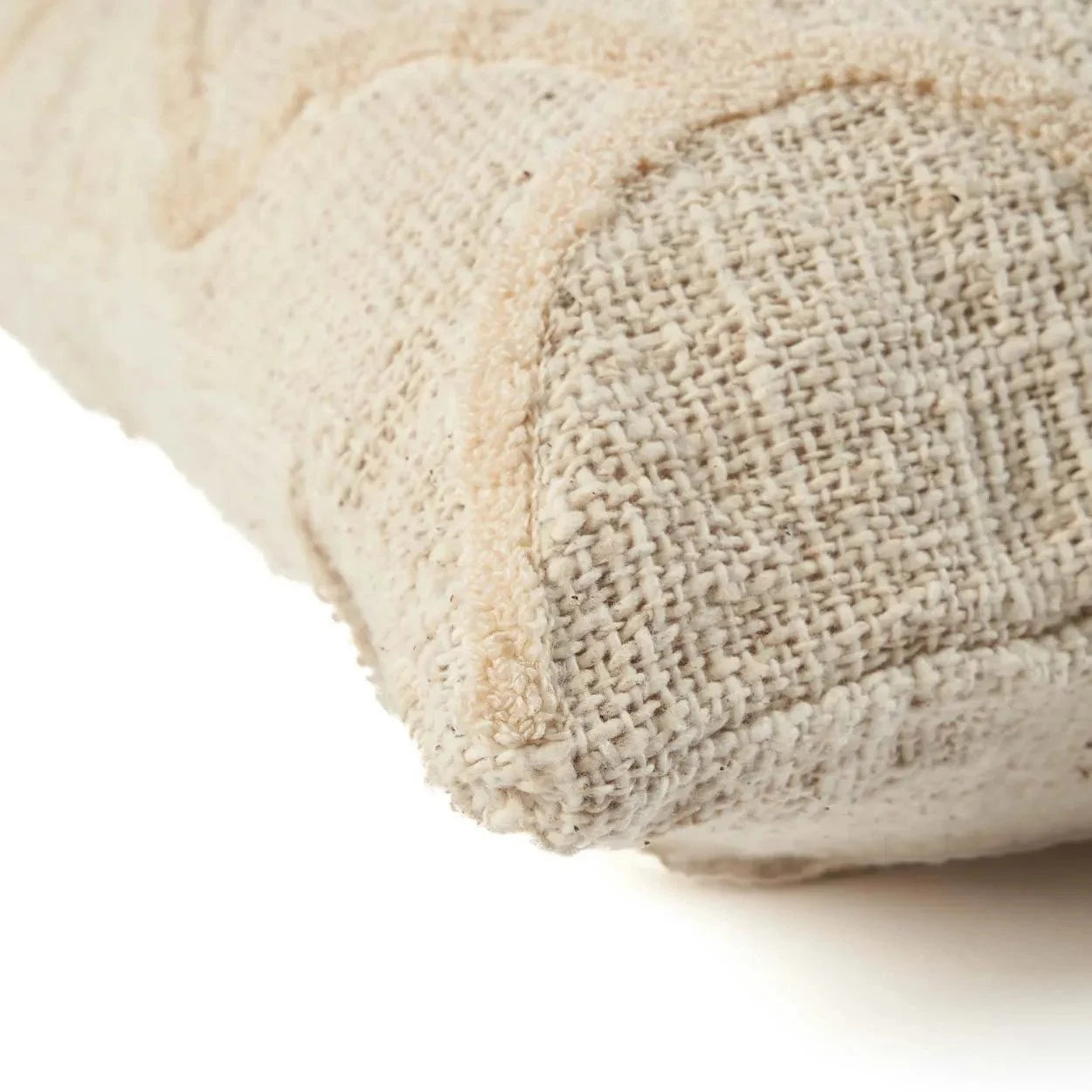 Coussin en tissu naturel écru avec texture coquilles, coin visible 50x50 cm