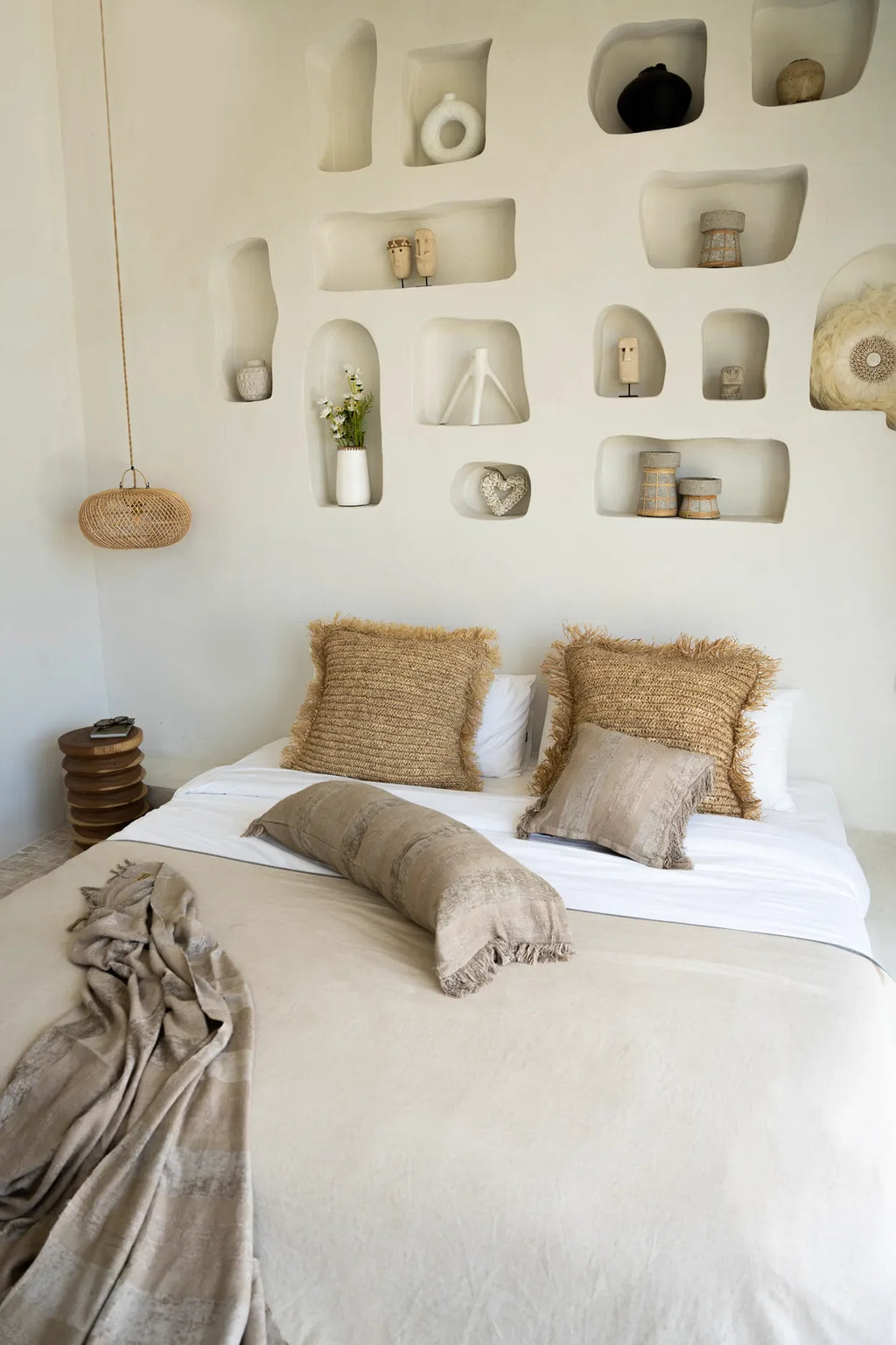 Housse de coussin velours béton 100x35 cm dans une chambre neutre avec niches intégrées