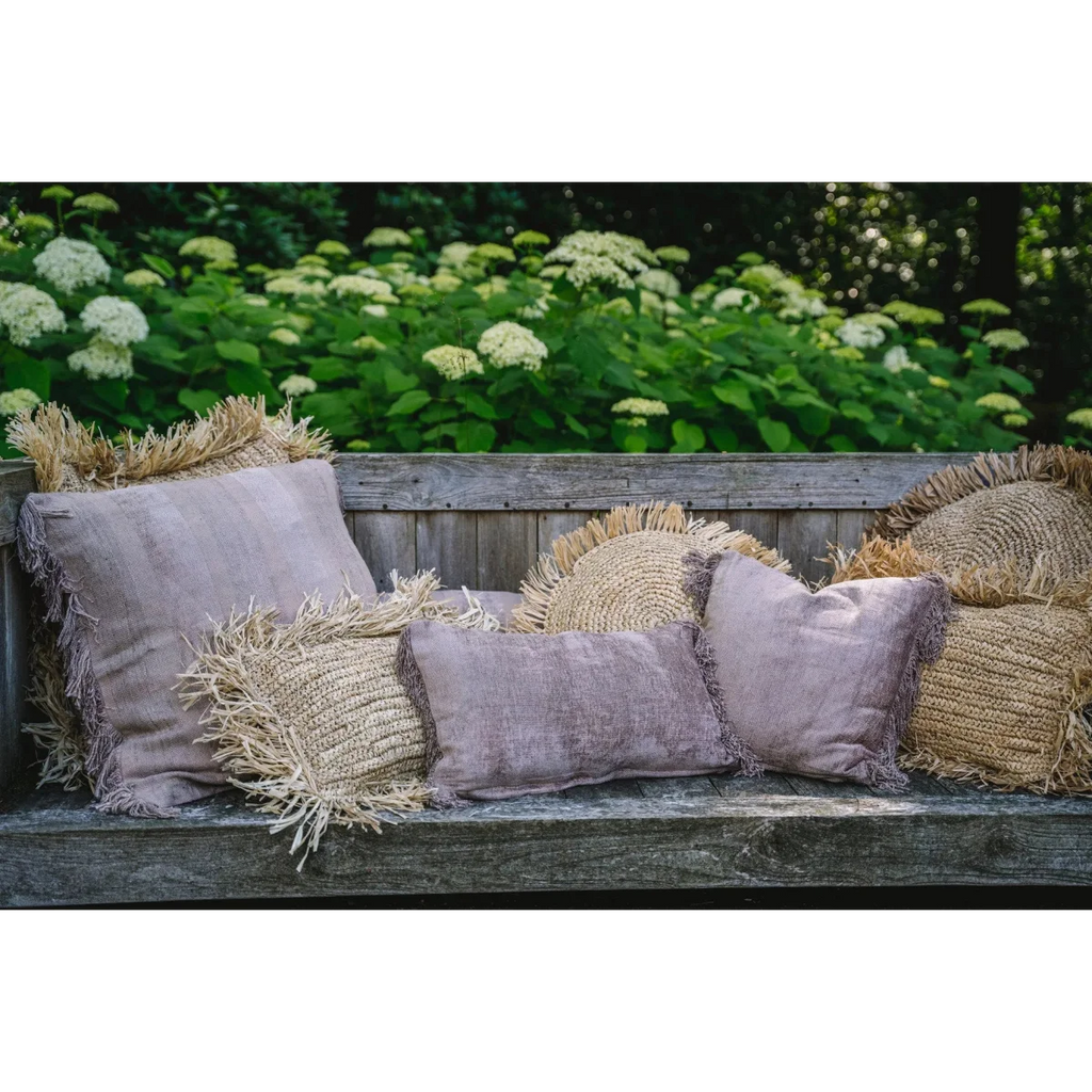 Coussin en velours béton 40x40 cm avec assortiment de coussins à franges en tons naturels et mauves