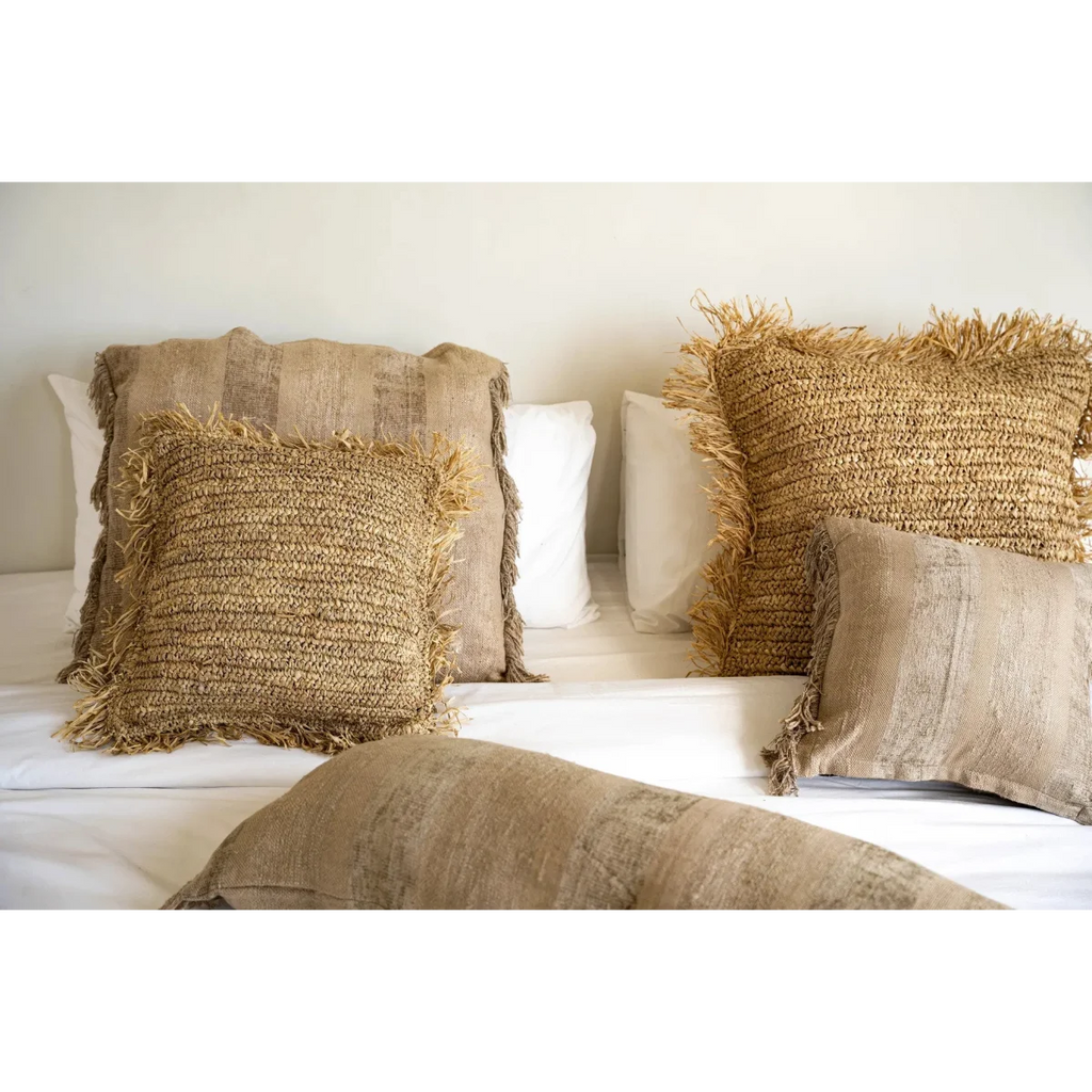 Housse de coussin en velours béton 40x40 cm avec coussins neutres texturés et franges