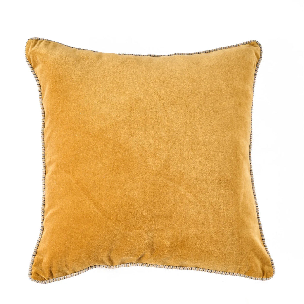Coussin carré en velours jaune moutarde texturé avec passepoil beige