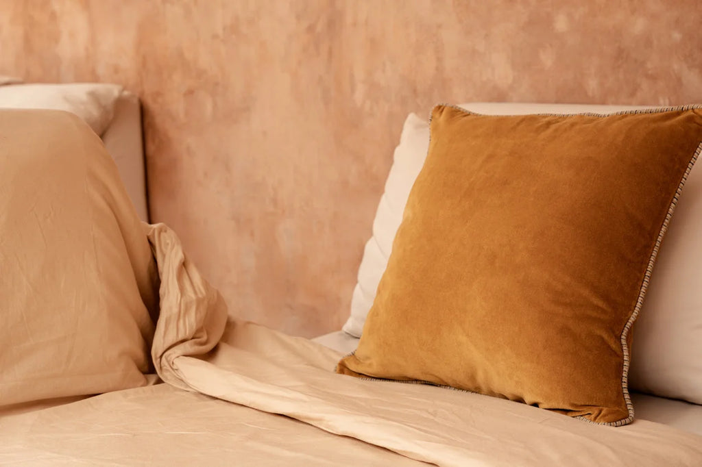 Coussin carré en velours jaune moutarde avec passepoil texturé effiloché