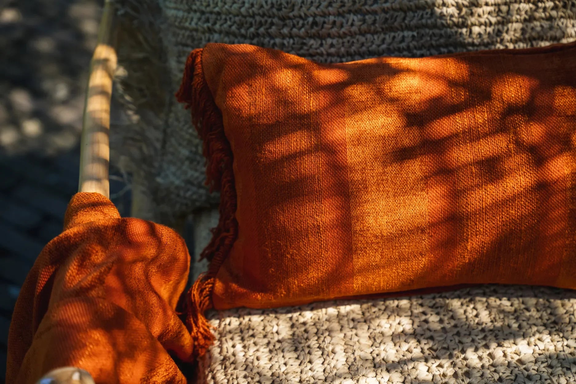 Coussin en velours rouille avec franges orange 30x50 cm