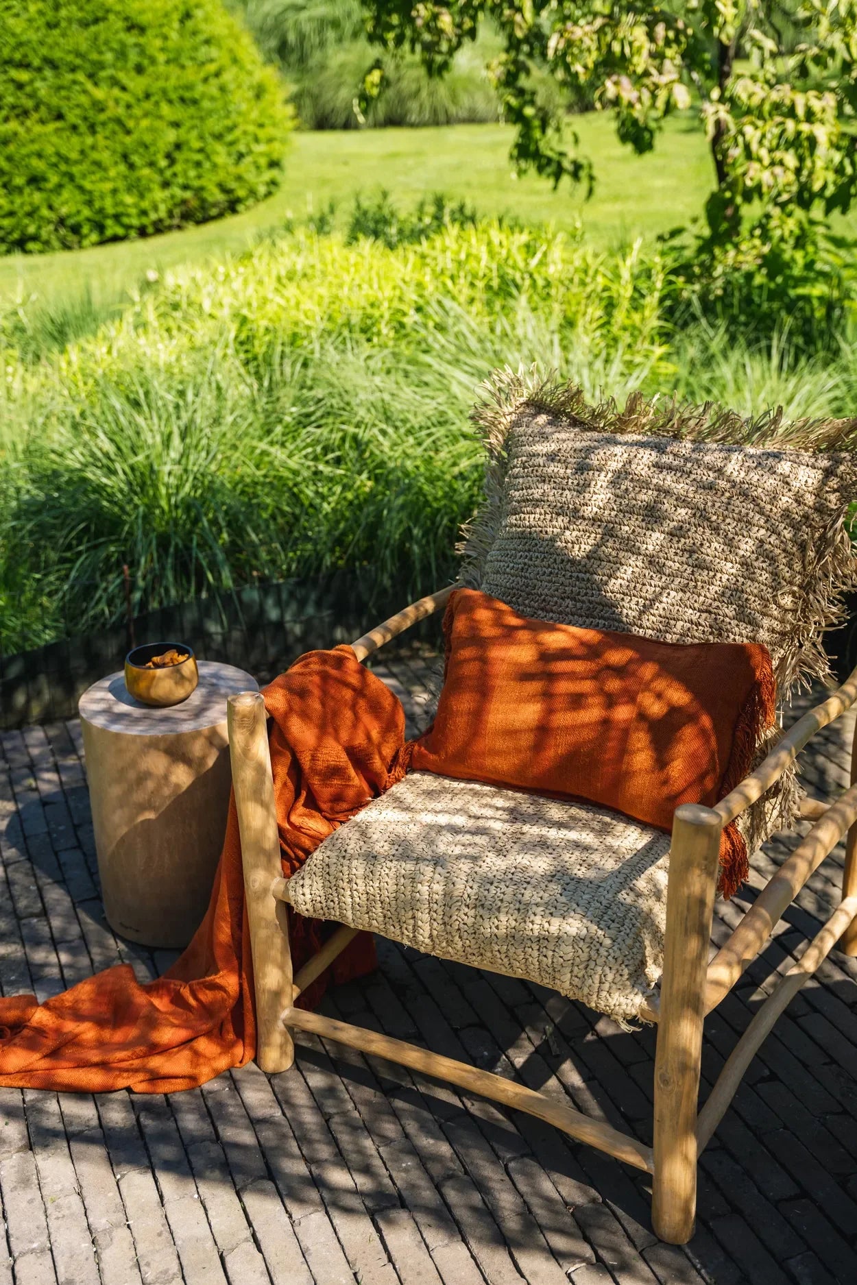 Fauteuil en bois rustique avec coussins, housse de coussin en velours rouille 30x50 cm