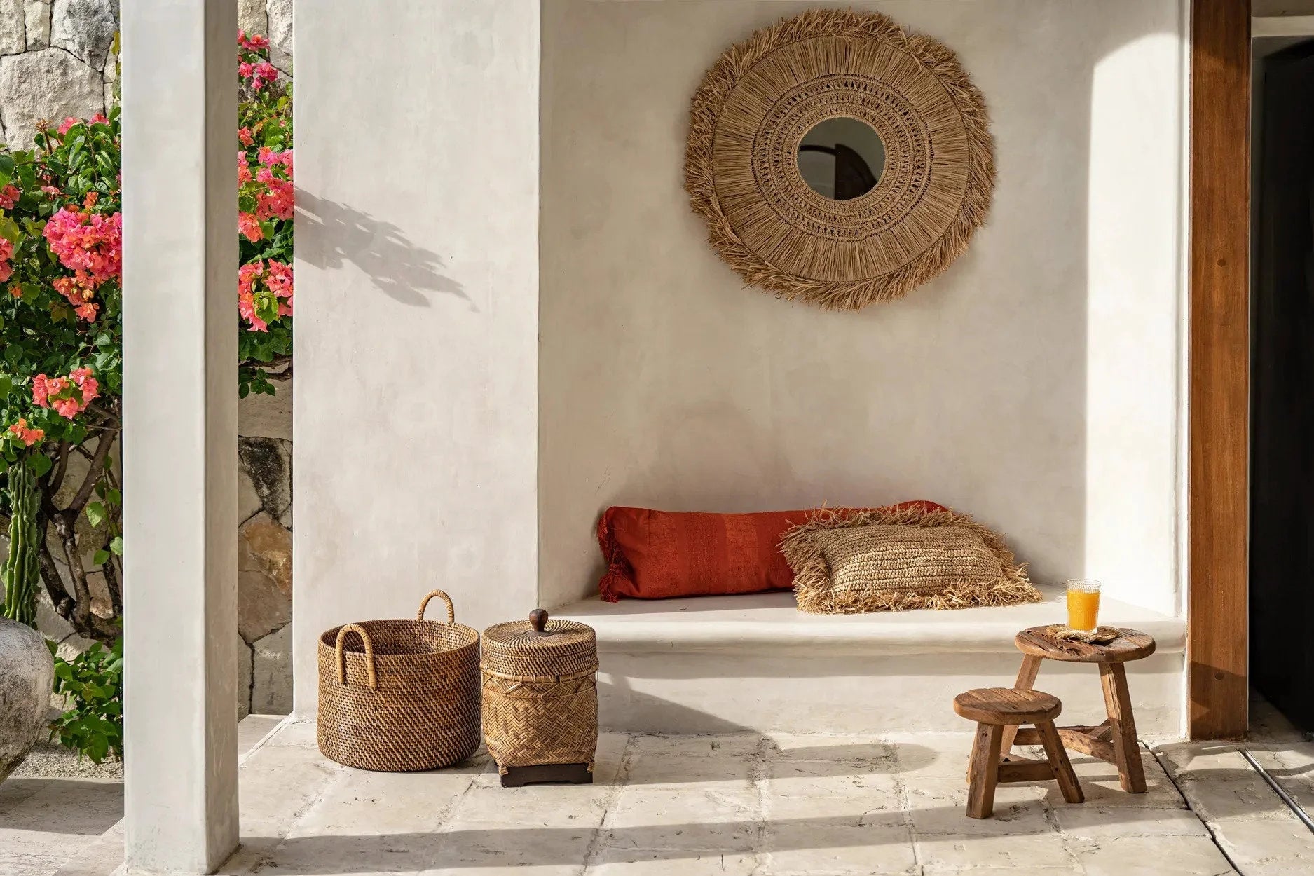 Miroir décoratif circulaire avec cadre en tissage à franges, parfait pour la décoration