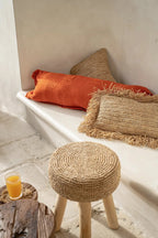 Tabouret rond en jute tissé avec trois pieds en bois, parfait pour la décoration