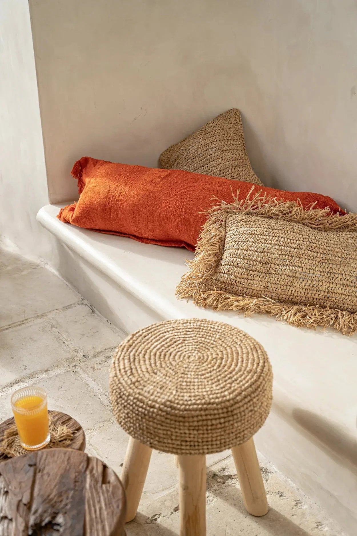 Tabouret rond en jute tissé avec trois pieds en bois, parfait pour la décoration