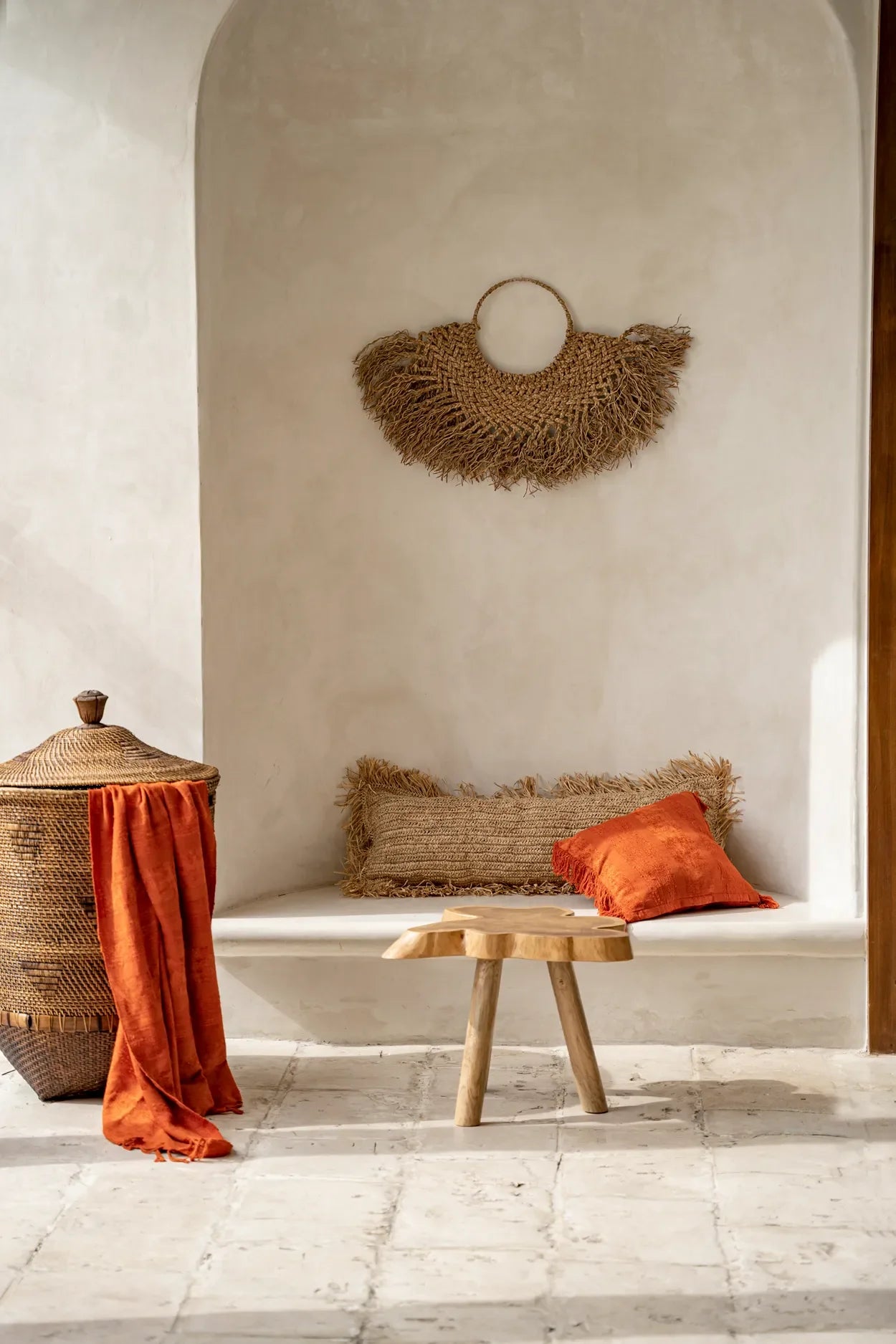 Housse de coussin en velours rouille dans un coin de style bohème intérieur