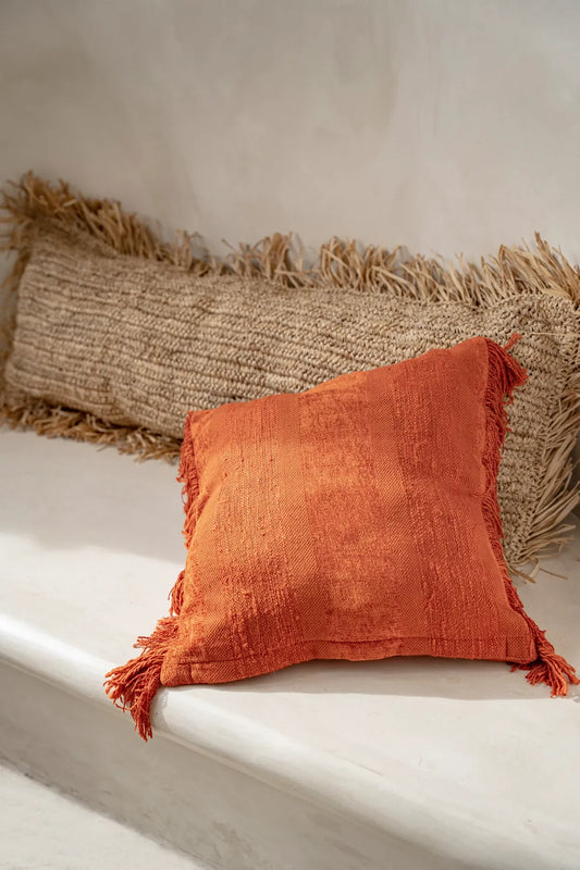 Coussin en velours rouille 40x40 cm avec texture et tassels pour décoration intérieure
