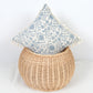 Housse de coussin bleu géométrique sur un panier