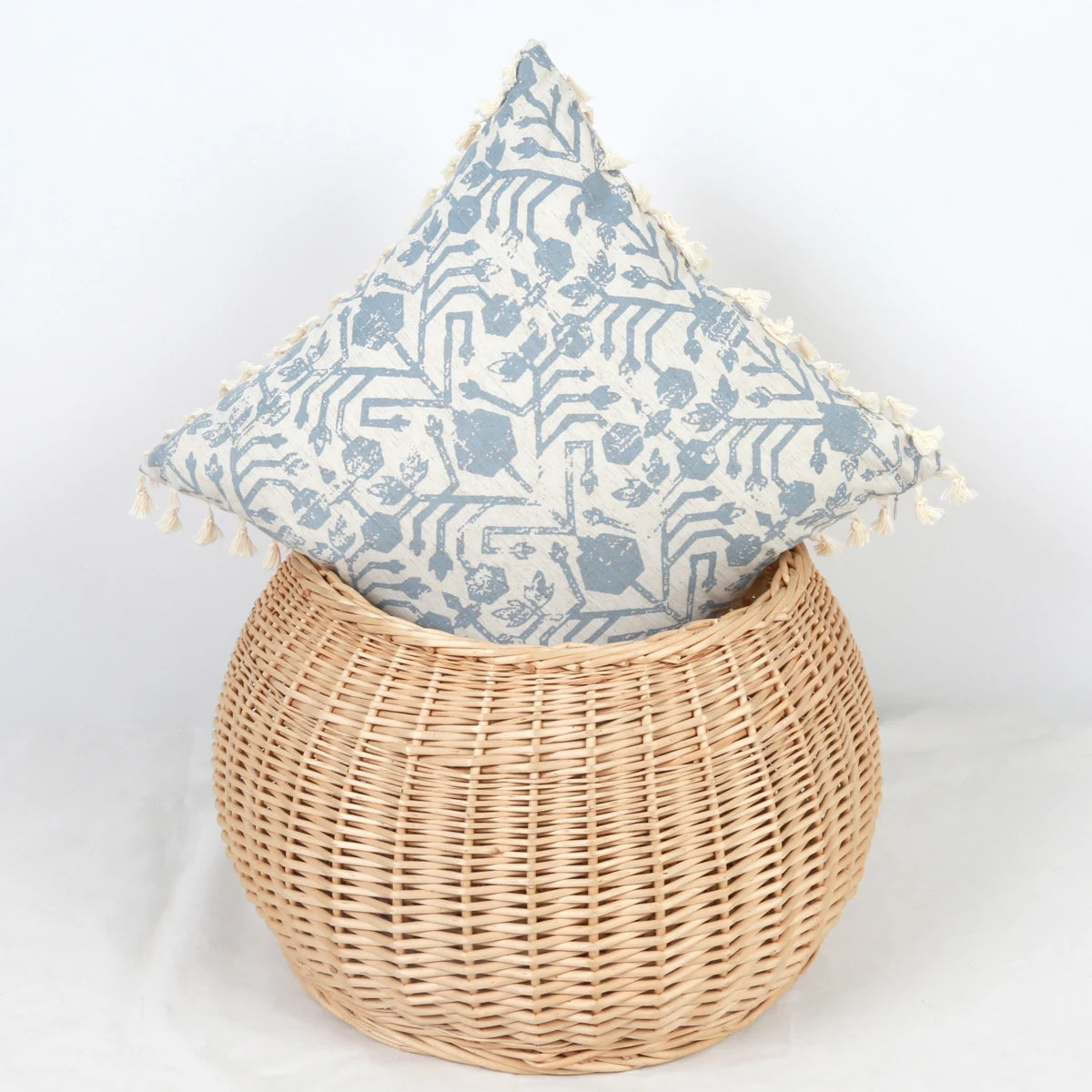 Housse de coussin bleu géométrique sur un panier