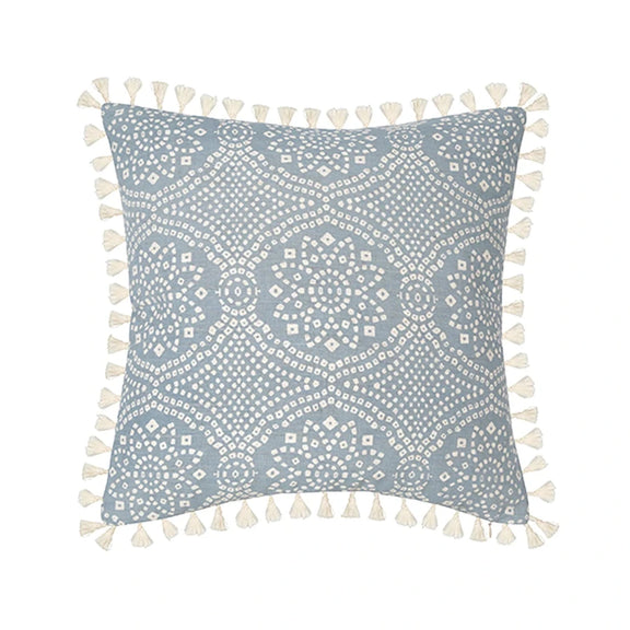 Variante 1 de la housse de coussin bleu géométrique avec franges et motifs géométriques