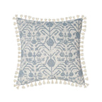 Variante 3 de la housse de coussin bleu géométrique avec motifs et franges bohèmes