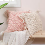 Housse de coussin macramé en situation dans un salon