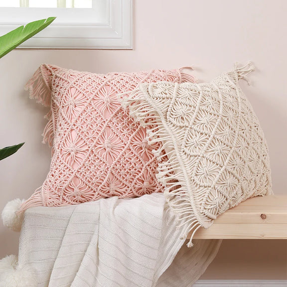 Housse de coussin macramé en situation dans un salon
