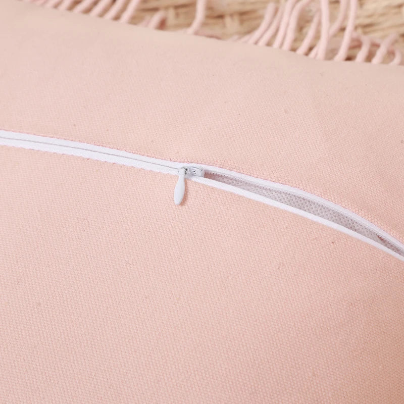 Gros plan de la housse de coussin macramé