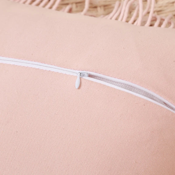 Gros plan de la housse de coussin macramé