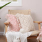 Housse de coussin macramé en situation dans un salon