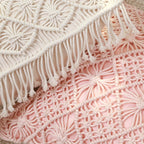 Zoom sur la housse de coussin macramé
