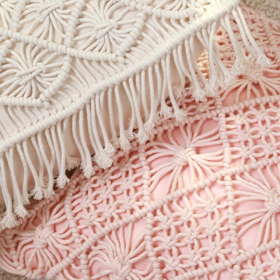 Zoom sur la housse de coussin macramé