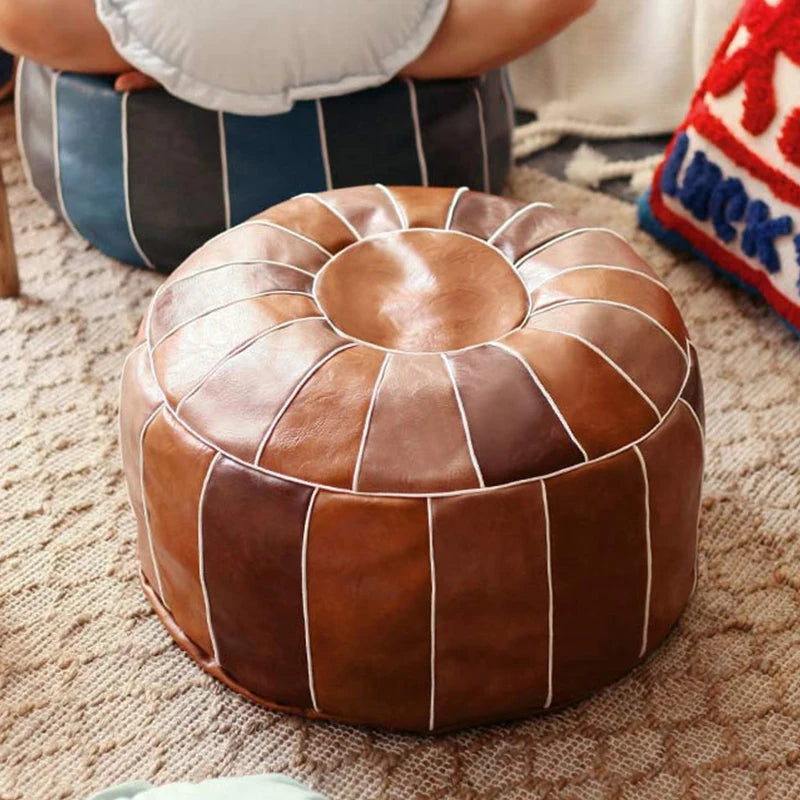 Housse de pouf marocain marron en cuir synthétique, parfait pour une déco bohème chic.