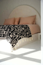 Jeté de lit en coton motif aztèque noir naturel avec tassels pour canapé ou lit