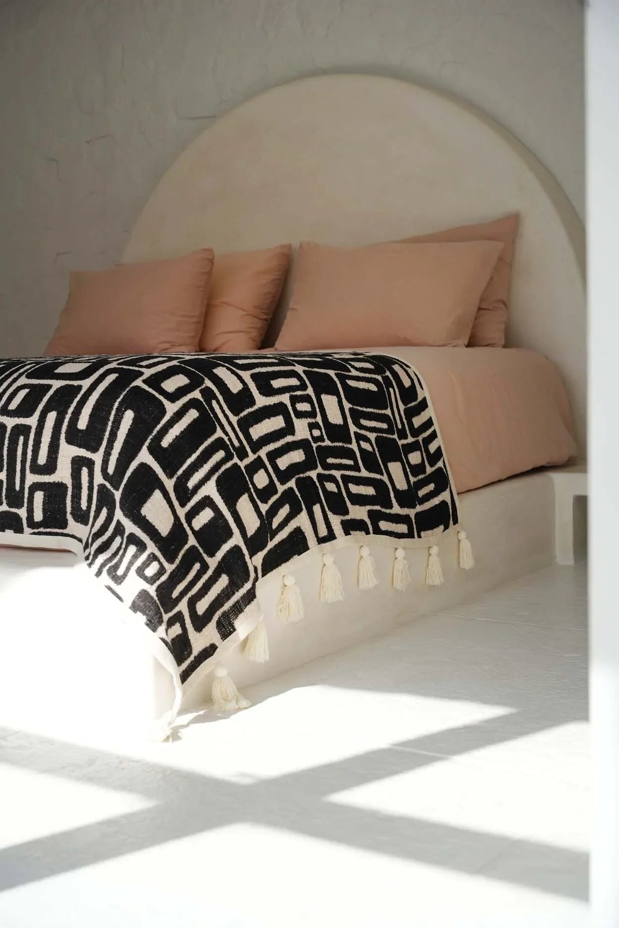 Jeté de lit en coton motif aztèque noir naturel avec tassels pour canapé ou lit