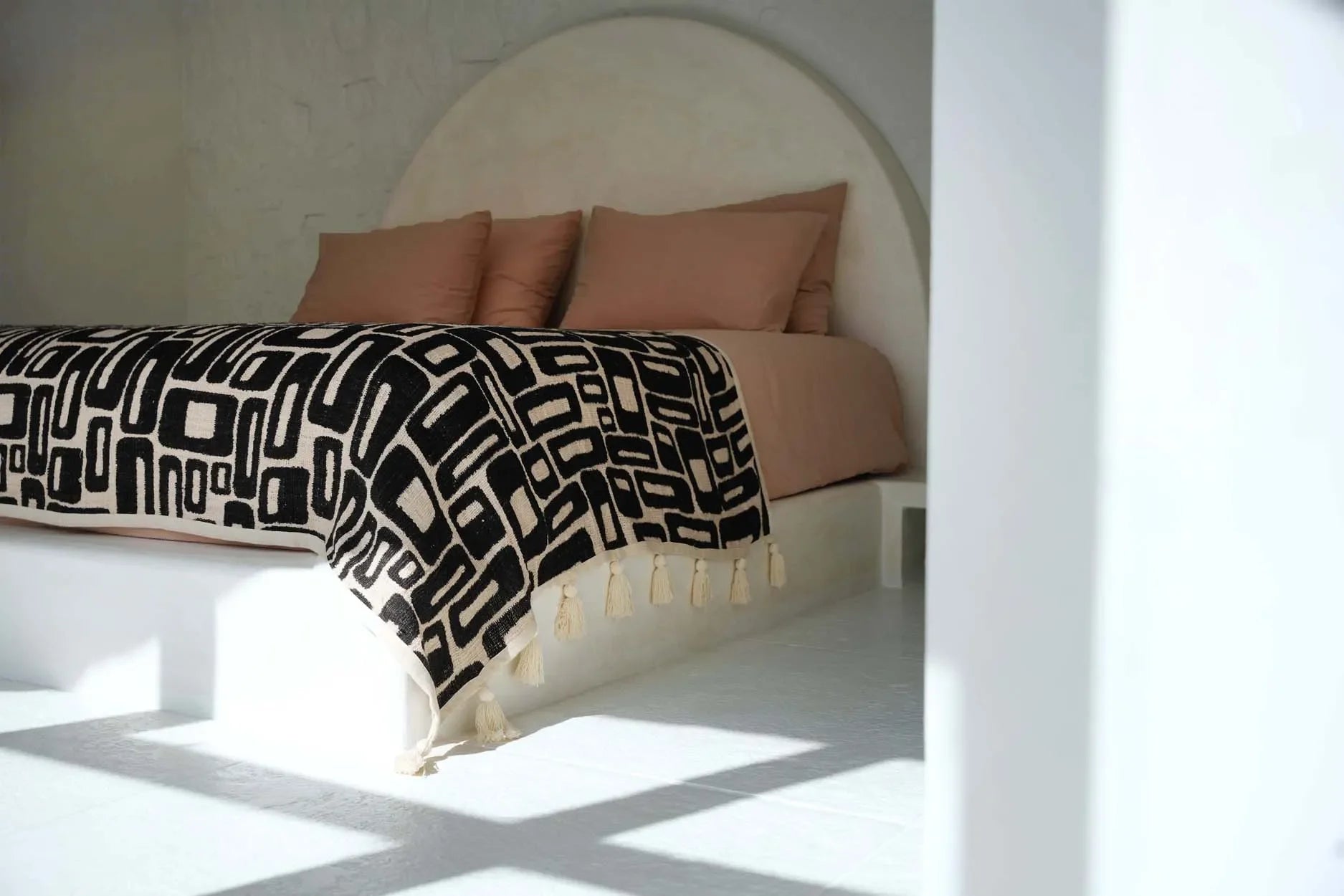 Jeté de lit en coton motif aztèque noir naturel avec motif géométrique noir et blanc