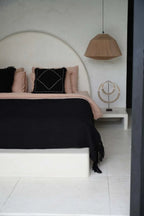 Intérieur de chambre moderne avec jeté de lit en coton noir confortable 260x122 cm
