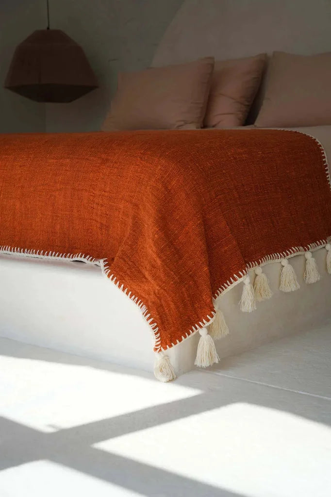 Jeté de lit Stitch Terre Cuite avec couvre-lit orange et franges blanches