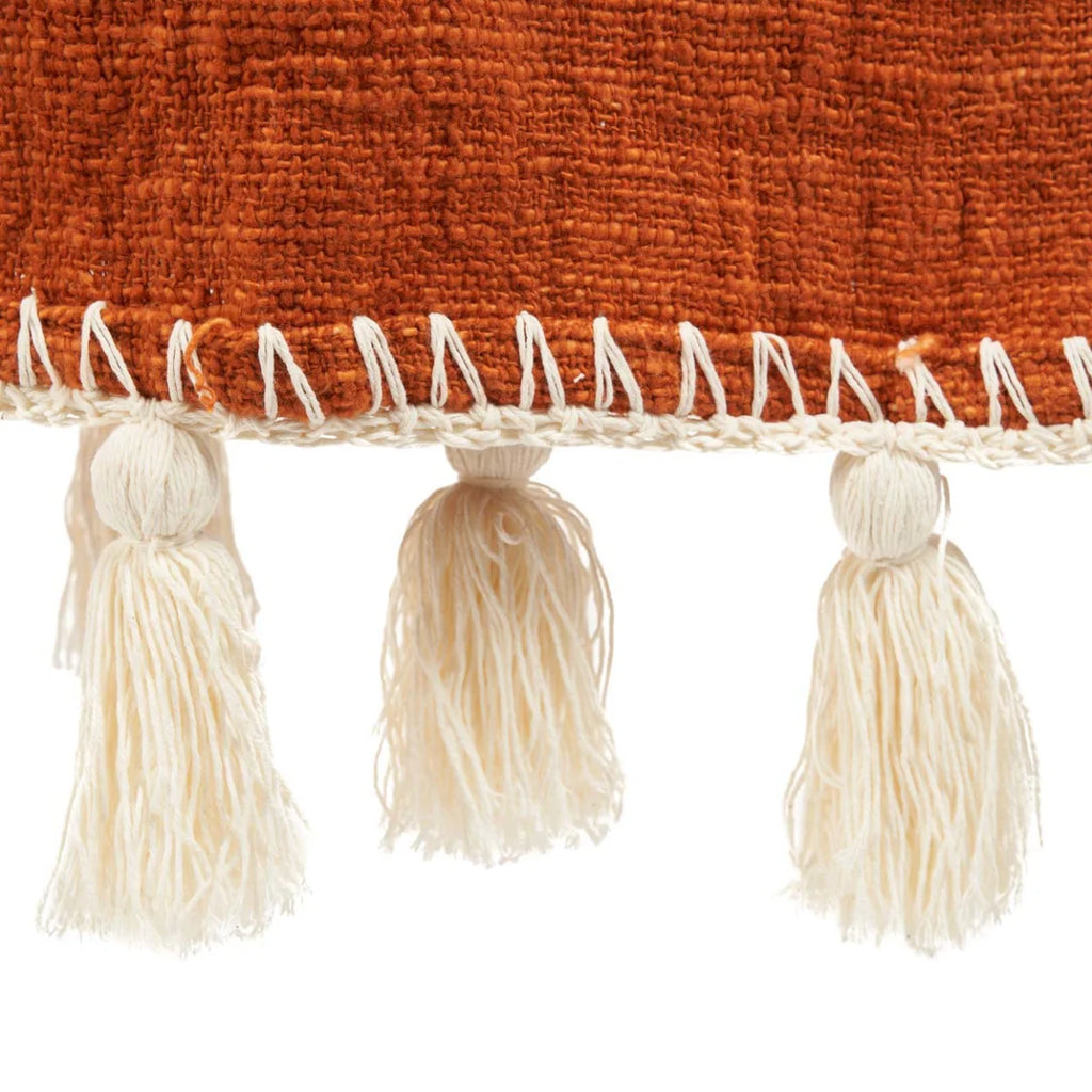 Jeté de lit terracotta en coton avec pompons – 246x126 cm