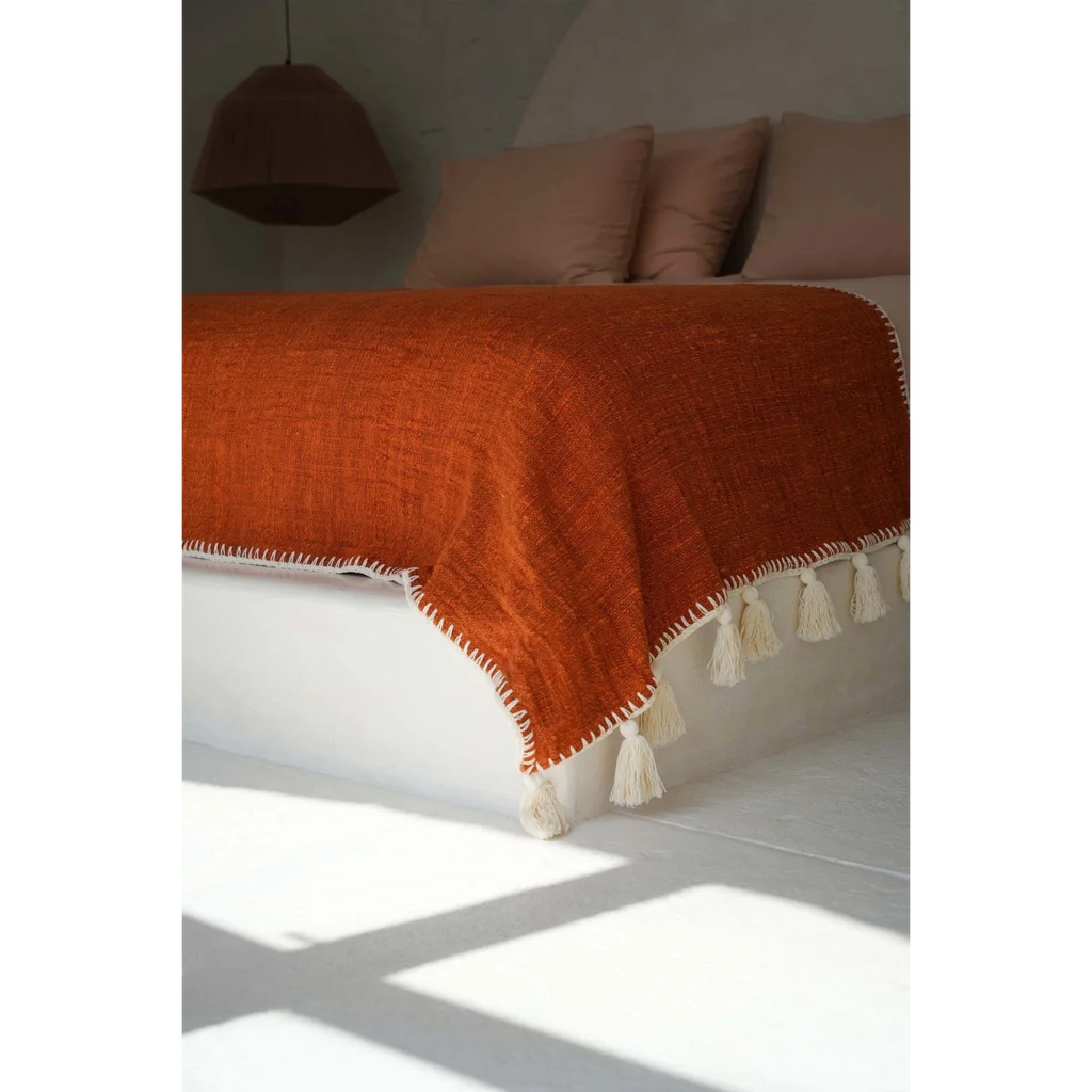 Jeté de lit terracotta en coton avec pompons – 246x126 cm