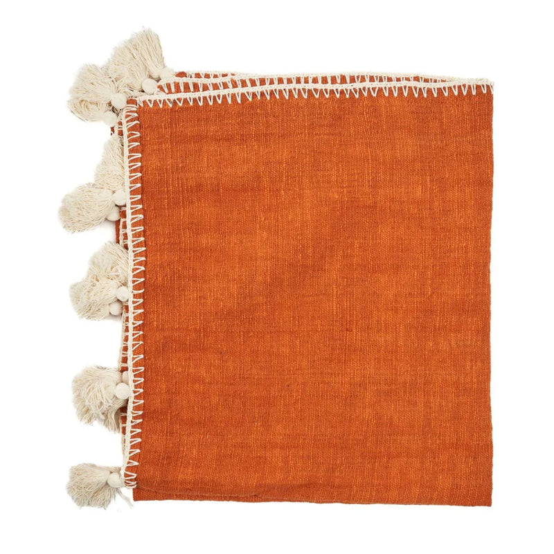 Jeté de lit terracotta en coton avec pompons – 246x126 cm