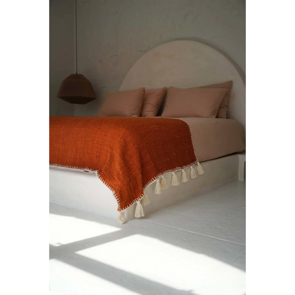 Jeté de lit terracotta en coton avec pompons – 246x126 cm