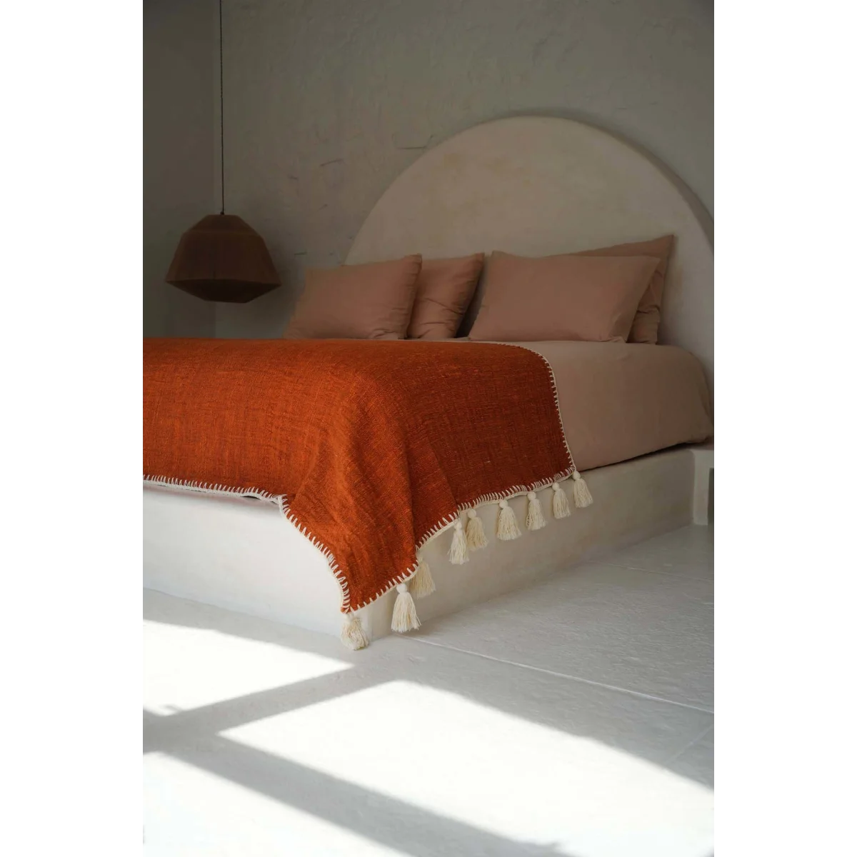 Jeté de lit terracotta en coton avec pompons – 246x126 cm