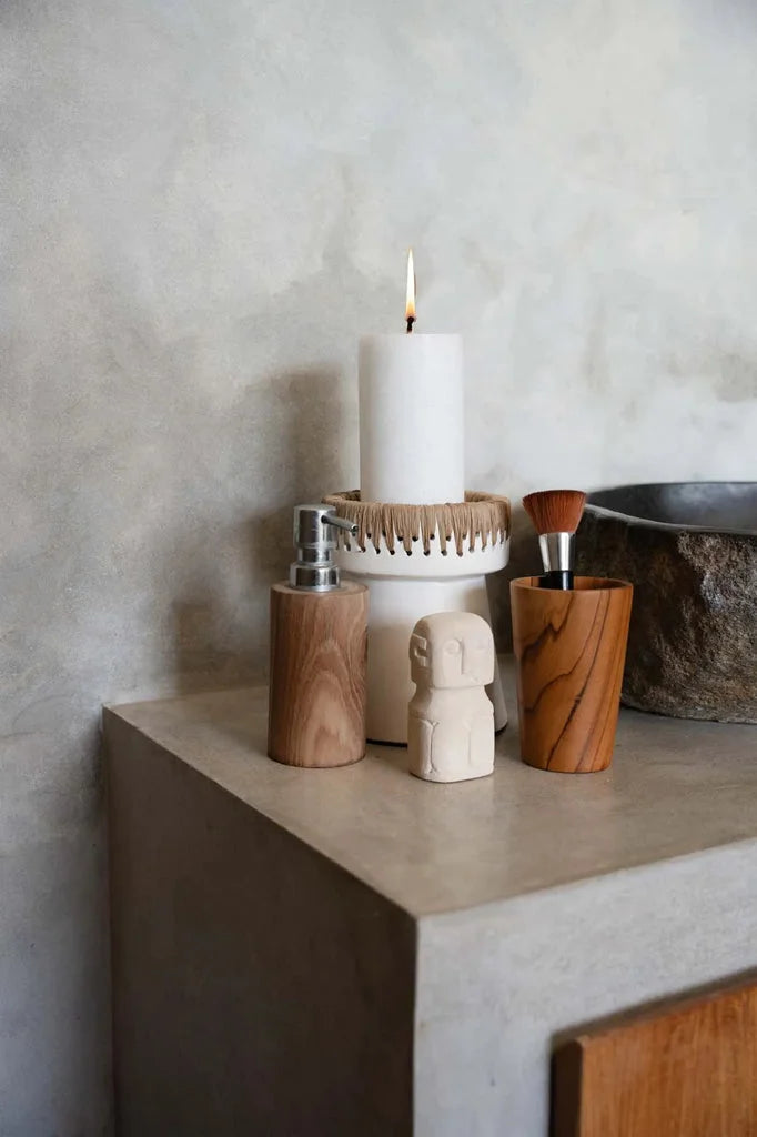 Décor de comptoir de salle de bain avec le joli porte-bougie blanc naturel M