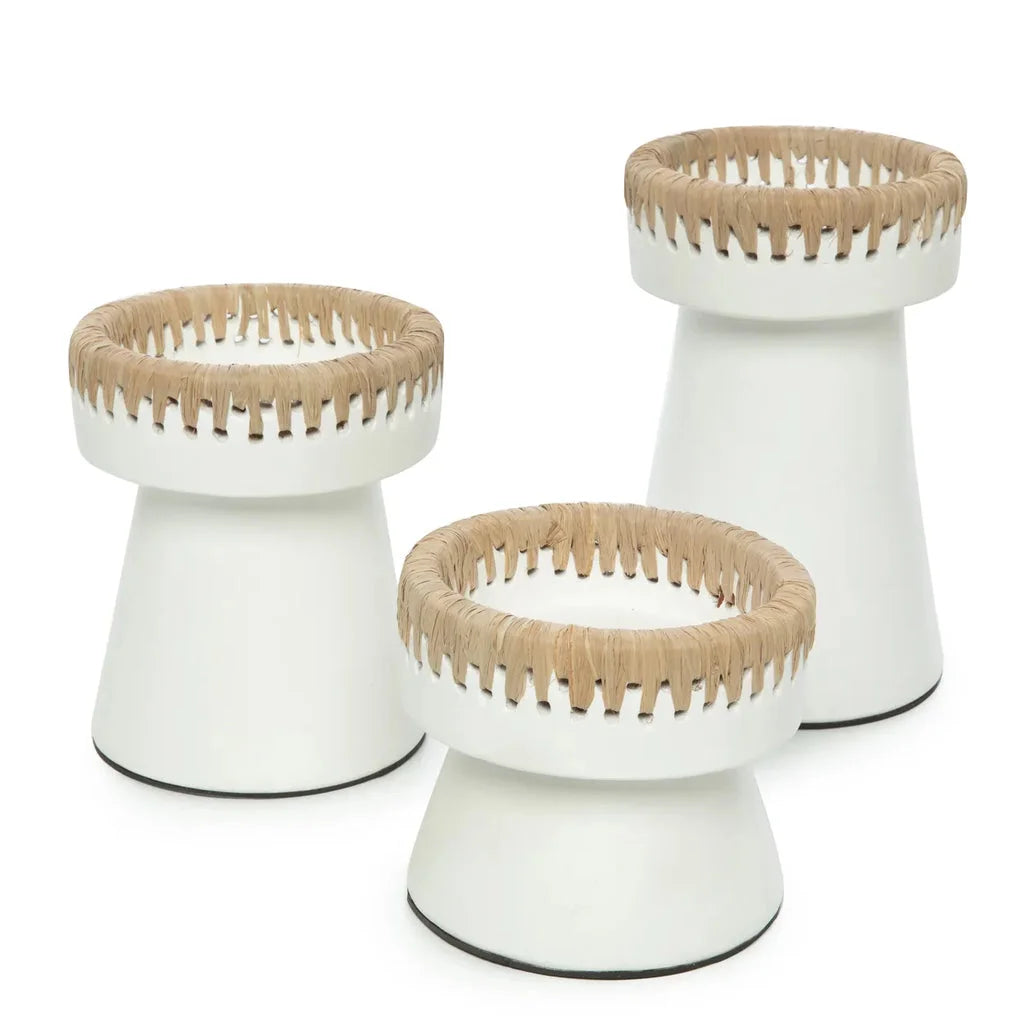 Trois porte-bougies blancs avec rimes en tressé pour le décor intérieur naturel