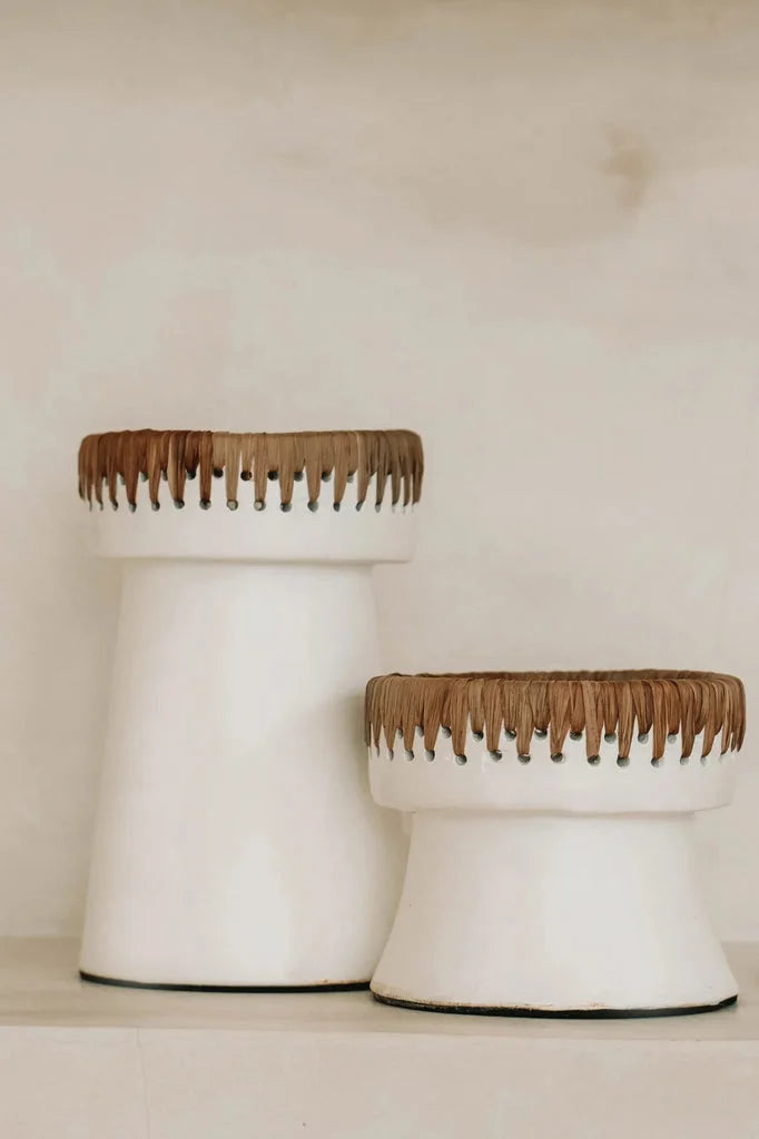 Vases en céramique blanche avec dessus frangé marron sur le porte-bougie Le Joli Blanc Naturel S