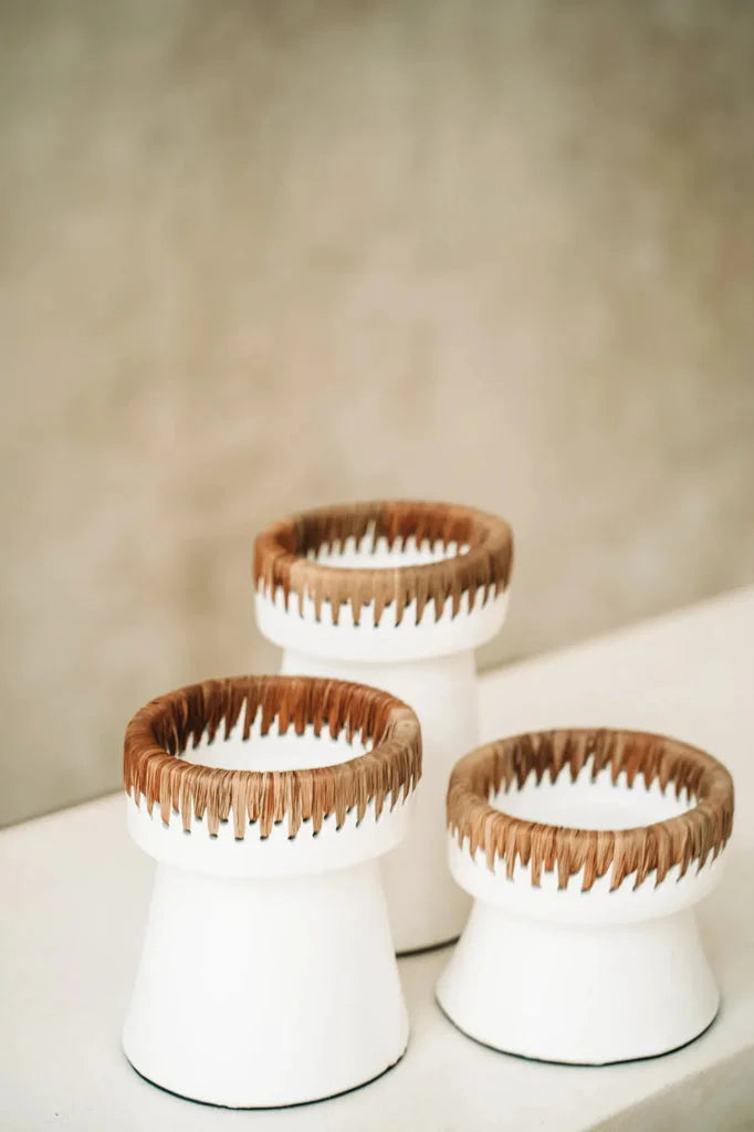 Trois porte-bougies en céramique blanche avec bords marron, Le joli porte-bougie Blanc naturel S