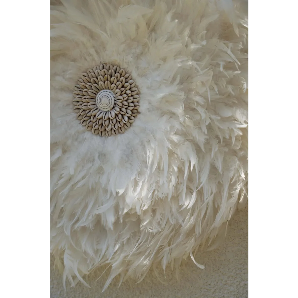 Décoration murale en plume blanche avec centre en coquillage pour Le Juju côtier Blanc L_40