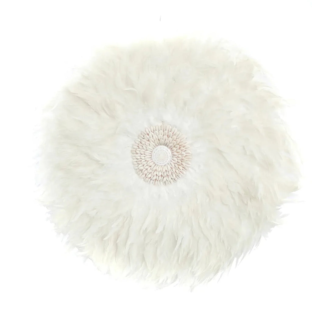Décoration murale en plumes blanches rondes et épaisses avec centre tissé Le Juju côtier Blanc L40